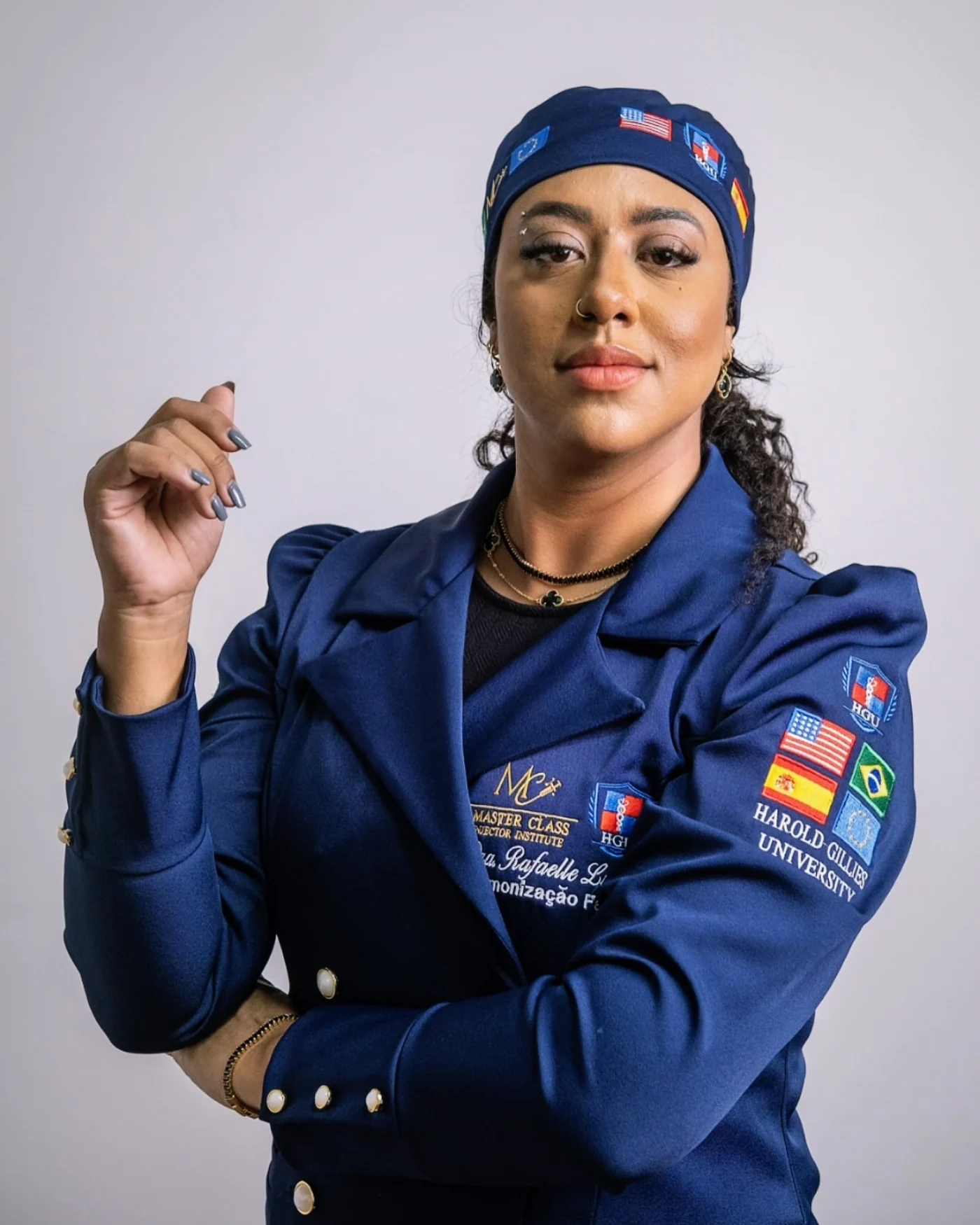 Rafaelle Lucia, biomédica esteta, em retrato posado sobre fundo claro